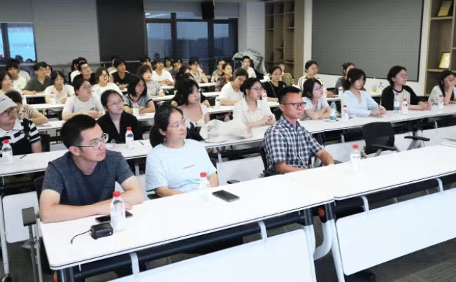 公司举办城乡规划行业发展趋势及城市更新实践探索讲座