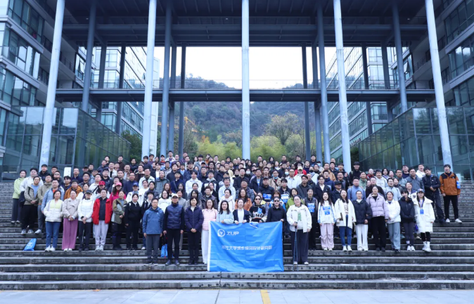 公司开展“攀登者”登山比赛